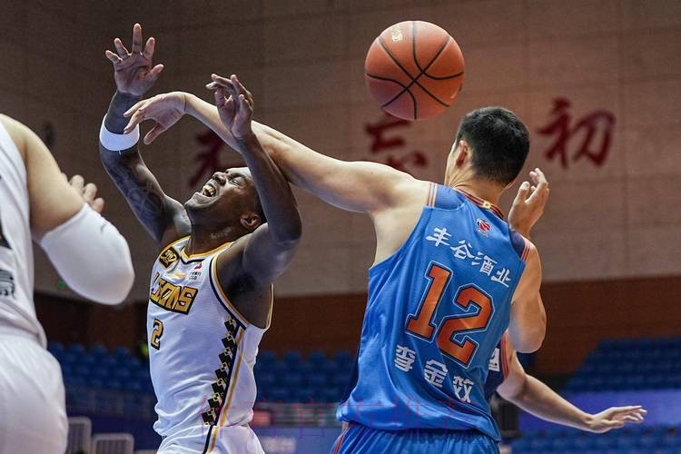 CBA-卡尔顿25+10 浙江方兴渡90-75青岛获6连胜